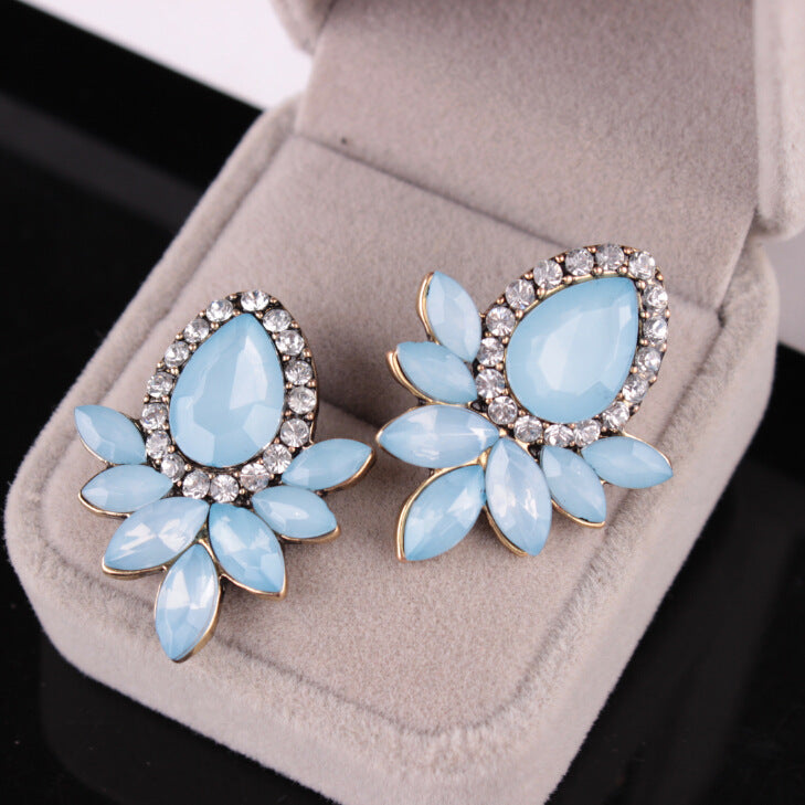 Flower-shaped diamond earrings