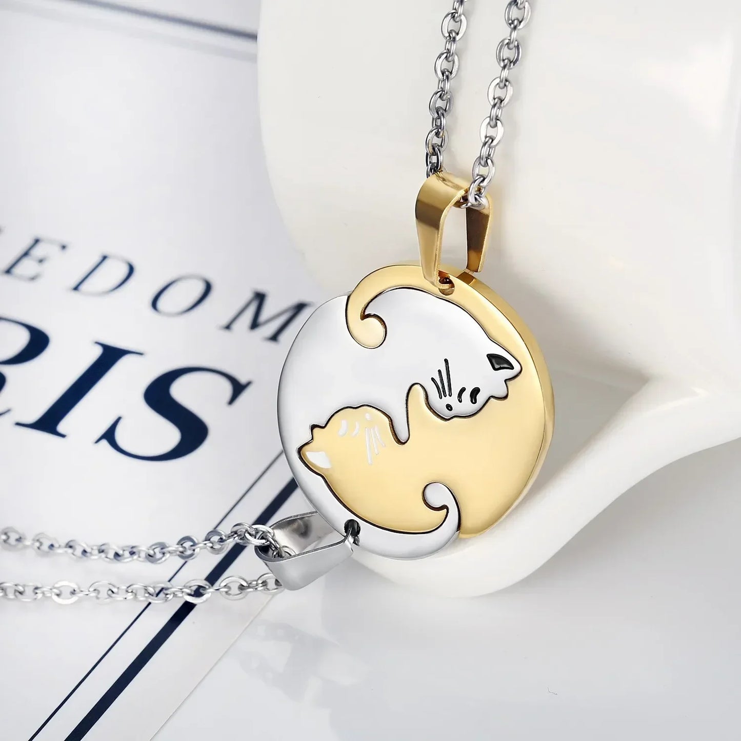 Love Magnet Couple Color Matching Necklace Simple Creative Wishing Stone Heartbreak Stitching Pendant Men and Women Jewelry Gift