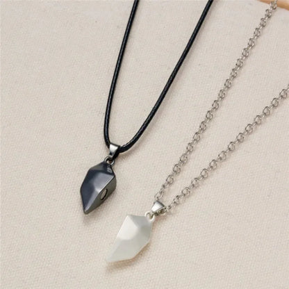 Love Magnet Couple Color Matching Necklace Simple Creative Wishing Stone Heartbreak Stitching Pendant Men and Women Jewelry Gift